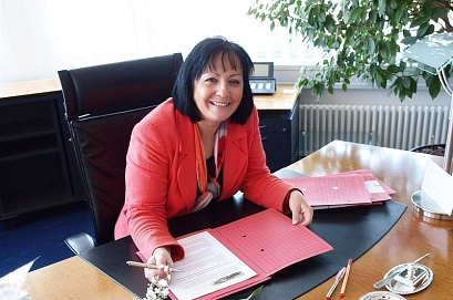 Die Landrätin an ihrem Schreibtisch&nbsp;&copy;&nbsp;Landkreis Northeim