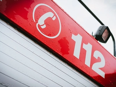 DAs Bild zeigt ein rotes Schild mit der Aufschrift 112&nbsp;&copy;&nbsp;Landkreis Northeim