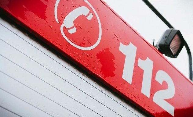 DAs Bild zeigt ein rotes Schild mit der Aufschrift 112