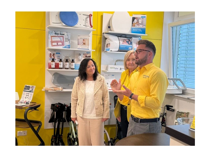 Zu sehen sind die Landrätin, Elke Deppe-Stark und Philipp Deppe in den Räumlichkeiten der neuen Filiale des Sanitätshaus Deppe im Bürgergesundheitspark Bad Gandersheim.