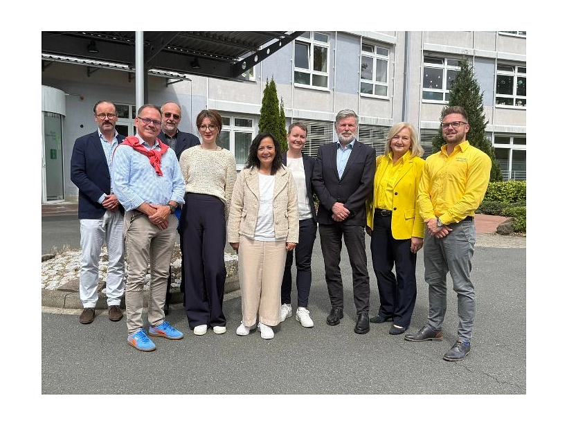 Freuen sich über die Eröffnung der psychiatrischen Versorgungseinheit der Universitätsmedizin Göttingen (UMG) und einer Filiale des Sanitätshaus Deppe im BürgerGesundheitsPark Bad Gandersheim: (v.l.n.r.) Dr. Henrik Uebel-von Sandersleben (Ärztlicher Direktor (kommissarisch) Klinik für Kinder- und Jugendpsychiatrie und Psychotherapie der UMG), Dr. Claus Wolff-Menzler (Ärztl. Leitung psychiatrische Versorgungseinheit Bad Gandersheim der UMG), Dr. Jens Wiltfang (Direktor Klinik für Psychiatrie und Psychotherapie der UMG), Claudia Berger (Geschäftsführung BürgerGesundheisPark), Astrid Klinkert-Kittel (Landrätin), Amelie Masemann (Geschäftsführung BürgerGesundheitsPark), Prof. Dr. Lorenz Trümper (Vorstand Krankenversorgung der UMG), Elke Deppe-Stark und Philipp Deppe (Geschäftsführung Sanitätshaus Deppe)

Die Menschen stehen vor dem Gebäude des BürgerGesundheitsPark.