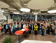 1.png Zu sehen ist ein Gruppenbild mit knapp 100 Personen, es handelt sich um die Teilnehmenden des Barcamp Demokratie 2024. Auch Landrätin Astrid Klinkert-Kittel ist mit auf dem Foto.