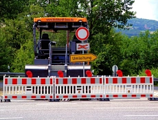 2001_Straßensperrung_Gerald_schmidtkunz_pixab Eine Straßensperrung mit Verkehrsschild Umleitung
