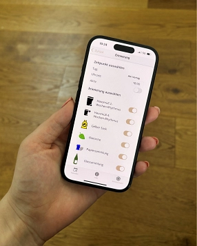 Das Bild zeigt eine Hand die ein Handy hält auf dem Handy ist die Abfall-App geöffnet&nbsp;&copy;&nbsp;Landkreis Northeim