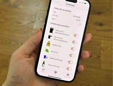 Abfall-App Das Bild zeigt eine Hand die ein Handy hält auf dem Handy ist die Abfall-App geöffnet