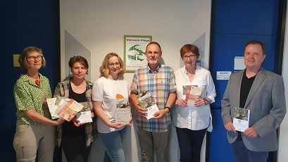 Das Foto zeigt die Mitglieder der Arbeitsgruppe „Demenzfreundlicher Landkreis“ im Landkreis Northeim. Zu sehen sind (von links): Siery Mennecke (ehrenamtlich engagiertes Mitglied Netzwerk Pflege), Vanessa Hahmann-Meister (Koordinatorin Netzwerk Pflege), Kerstin Macke (Pflegefachkraft und Ansprechpartnerin für den Gesprächskreis Bad Gandersheim), Dietmar Rebelski (Ansprechpartner für den Gesprächskreis Northeim), Jutta Heynold (Mitglied im Seniorenrat), Harald Rode (Dezernatsleiter III – Jugend und Soziales des Landkreises Northeim)&nbsp;&copy;&nbsp;Landkreis Northeim
