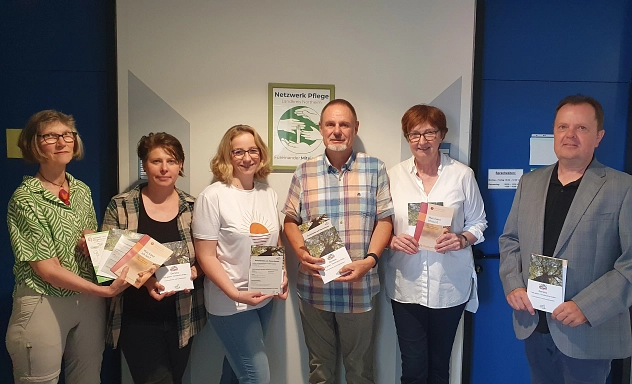 AG Demenzfreundlicher Landkreis Das Foto zeigt die Mitglieder der Arbeitsgruppe „Demenzfreundlicher Landkreis“ im Landkreis Northeim. Zu sehen sind (von links): Siery Mennecke (ehrenamtlich engagiertes Mitglied Netzwerk Pflege), Vanessa Hahmann-Meister (Koordinatorin Netzwerk Pflege), Kerstin Macke (Pflegefachkraft und Ansprechpartnerin für den Gesprächskreis Bad Gandersheim), Dietmar Rebelski (Ansprechpartner für den Gesprächskreis Northeim), Jutta Heynold (Mitglied im Seniorenrat), Harald Rode (Dezernatsleiter III – Jugend und Soziales des Landkreises Northeim)
