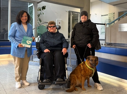 Zu sehen sind Landrätin Astrid Klinkert-Kittel, Monika Nölting (Vorsitzende Behindertenbeirat) und Hundebesitzerin Julia Hellmann mit Hündin Kathi.&nbsp;&copy;&nbsp;Landkreis Northeim