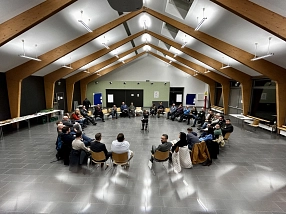 In einer großen Halle sitzen die Teilnehmenden der Veranstaltung im Kreis. In der Mitte des Kreises befindet sich die Dozentin.&nbsp;&copy;&nbsp;Landkreis Northeim