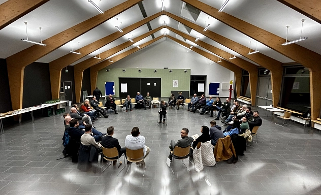 Austausch in großer Runde beim 1. Digitalisierungsbarcamp In einer großen Halle sitzen die Teilnehmenden der Veranstaltung im Kreis. In der Mitte des Kreises befindet sich die Dozentin.