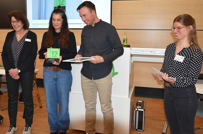 Zwei Personen haben eine Grüne Hausnummer erhalten.