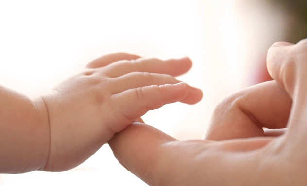 Babyhand und Erwachsenenhand