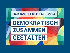 Barcamp Demokratie 2024 Vorschaubild Zu sehen ist ein blauer Hintergrund auf dem eine Kachel zu sehen ist, diese besteht aus bunten geöffneten Regenschirmen. Auf dem bunten Hintergrund steht Barcamp Demokratie 2024 und das Motto Demokratisch Zusammen Gestalten.