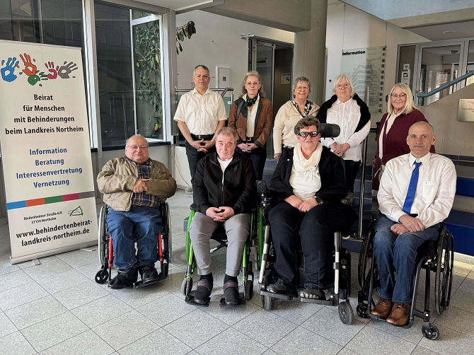 Beirat für Menschen mit Behinderung Zu sehen sind neun Beiratsmitglieder des Beirates für Menschen mit Behinderung im Landkreis Northeim. Zu sehen sind fünf Frauen und vier Männer. Vier Personen sind mit ihrem Rollstuhl auf dem Fot abgebildet. © Landkreis Northeim