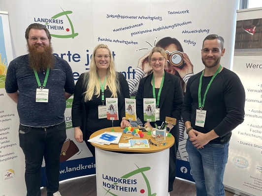 Die Nachwuchskräfte des Landkreises Northeim stehen vor ihrem Messestand zum Thema Ausbildung.