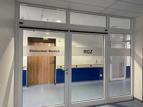 BürgerGesundheitsPark Bad Gandersheim Eingang stationärer Bereich, mit Glastüren. © Landkreis Northeim