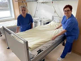 BürgerGesundheitsPark Bad Gandersheim Zwei medizinische Mitarbeiterinnen bereiten ein Bett in einem Zweibettzimmer vor. © Landkreis Northeim