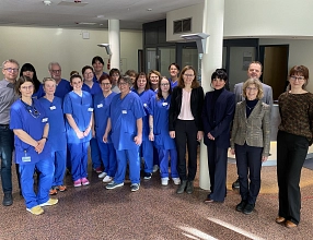 BürgerGesundheitsPark Bad Gandersheim Mitarbeitende der stationären Einheit mit der ärztlichen Leiterin der Station, Dr. Iris Demmer, den beiden Geschäftsführerinnen des BürgerGesundheitsPark, Corina Naujock und Claudia Berger, der Bad Gandersheimer Bürgermeisterin Franziska Schwarz und dem Dezernenten für Jugend und Soziales vom Landkreis Northeim, Harald Rode, im Foyer des Gebäudes © Landkreis Northeim