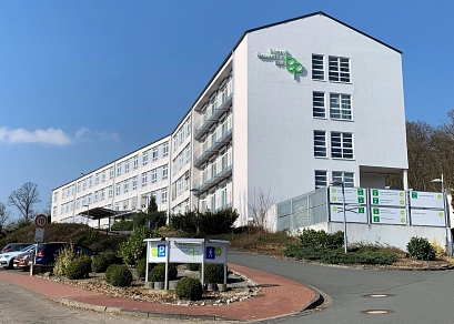 Zu sehen ist das Gebäde des BürgerGesundheitsPark Bad Gandersheim mit dem neuen BGP Logo an der Fassade.&nbsp;&copy;&nbsp;Hensch Werbetechnik