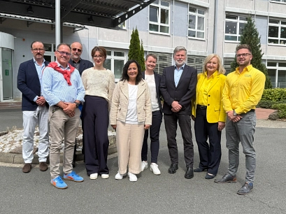 Freuen sich über die Eröffnung der psychiatrischen Versorgungseinheit der Universitätsmedizin Göttingen (UMG) und einer Filiale des Sanitätshaus Deppe im BürgerGesundheitsPark Bad Gandersheim: (v.l.n.r.) Dr. Henrik Uebel-von Sandersleben (Ärztlicher Direktor (kommissarisch) Klinik für Kinder- und Jugendpsychiatrie und Psychotherapie der UMG), Dr. Claus Wolff-Menzler (Ärztl. Leitung psychiatrische Versorgungseinheit Bad Gandersheim der UMG), Dr. Jens Wiltfang (Direktor Klinik für Psychiatrie und Psychotherapie der UMG), Claudia Berger (Geschäftsführung BürgerGesundheisPark), Astrid Klinkert-Kittel (Landrätin), Amelie Masemann (Geschäftsführung BürgerGesundheitsPark), Prof. Dr. Lorenz Trümper (Vorstand Krankenversorgung der UMG), Elke Deppe-Stark und Philipp Deppe (Geschäftsführung Sanitätshaus Deppe)&nbsp;&copy;&nbsp;Landkreis Northeim