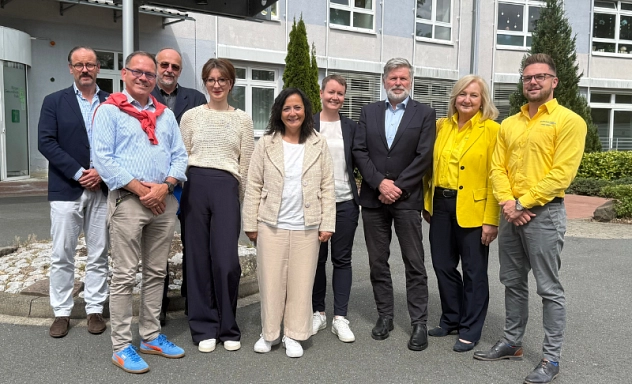 BürgerGesundheitsPark Eröffnung psychiatrische Versrogungseinheit UMG und Filiale Sanitätshaus Deppe Freuen sich über die Eröffnung der psychiatrischen Versorgungseinheit der Universitätsmedizin Göttingen (UMG) und einer Filiale des Sanitätshaus Deppe im BürgerGesundheitsPark Bad Gandersheim: (v.l.n.r.) Dr. Henrik Uebel-von Sandersleben (Ärztlicher Direktor (kommissarisch) Klinik für Kinder- und Jugendpsychiatrie und Psychotherapie der UMG), Dr. Claus Wolff-Menzler (Ärztl. Leitung psychiatrische Versorgungseinheit Bad Gandersheim der UMG), Dr. Jens Wiltfang (Direktor Klinik für Psychiatrie und Psychotherapie der UMG), Claudia Berger (Geschäftsführung BürgerGesundheisPark), Astrid Klinkert-Kittel (Landrätin), Amelie Masemann (Geschäftsführung BürgerGesundheitsPark), Prof. Dr. Lorenz Trümper (Vorstand Krankenversorgung der UMG), Elke Deppe-Stark und Philipp Deppe (Geschäftsführung Sanitätshaus Deppe)