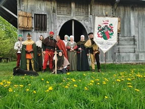 Auf dem Bild ist eine Personengruppe in Mittelalterkleidung auf einer grünen Wiese abgebildet.&nbsp;&copy;&nbsp;Casta Gladiorum Gruppe