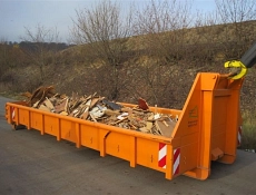Container Container mit Altholz
