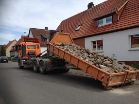 Ein Fahrzeug der Kreisabfallwirtschaft lädt einen Container am Straßenrand ab.&nbsp;&copy;&nbsp;Landkreis Northeim
