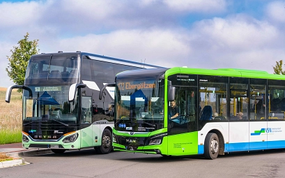 Zwei Linienbusse stehen nebeneinander an einer Haltestelle: links ein weiß-grüner Doppeldeckerbus der Linie 160, rechts ein grün-weißer Niederflurbus der Linie 172 Richtung Ebergötzen. Im Hintergrund sind Bäume, Felder und ein teils bewölkter Himmel zu sehen.&nbsp;&copy;&nbsp;VSN