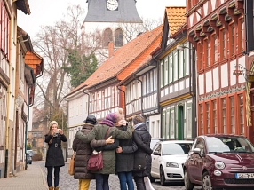 Zu sehen sind vier Personen, die sich in der Mitte von Fachwerkhäusern fotografieren lassen.&nbsp;&copy;&nbsp;Fachwerkfünfeck, Daniel Li
