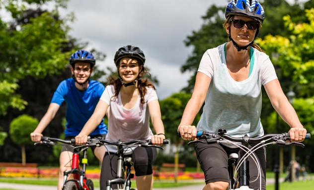 Fahrrad 3.png Drei Personen fahren Fahrrad