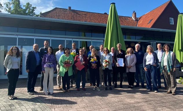 Familienfreundliches Unternehmen 2023 Zu sehen ist ein Gruppenfoto mit rund 25 Leuten. Dabei ist die Landrätin sowie Organisatoren und Preisträger des Preises Familienfreundliche Unternehmen im Landkreis Northeim.