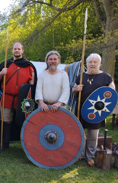 Drei Männer stehen nebeneinander in mittelalterlicher Kleidung.&nbsp;&copy;&nbsp;Förderverein Römerschlacht am Harzhorn e.V.