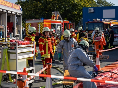 Zu sehen sind viele Feuerwehrleute bei einer Übung, sie alle tragen Einsatzkleidung. Zu sehen sind außerdem verschiedene Feuerwehrfahrzeuge.&nbsp;&copy;&nbsp;V. Sömmer / Bevölkerungsschutz Landkreis Northeim