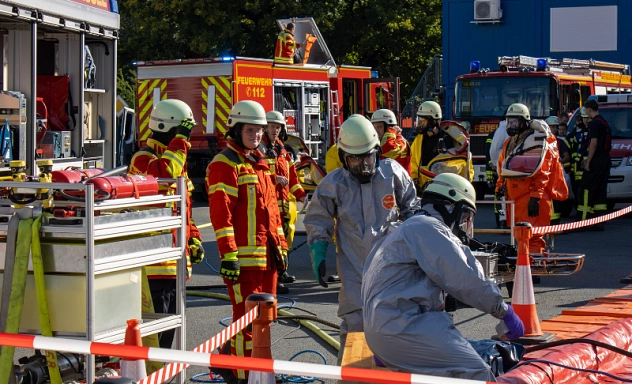 Großübung Dassel Zu sehen sind viele Feuerwehrleute bei einer Übung, sie alle tragen Einsatzkleidung. Zu sehen sind außerdem verschiedene Feuerwehrfahrzeuge.
