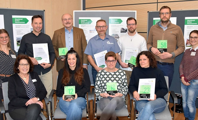 Gruppenfoto Grüne Hausnummer 2025 Zu sehen sind 11 Personen. Sechs von Ihnen halten eine Grüne Hausnummer in der Hand. Sie gehören zu den Ausgezeichneten der Grünen Hausnummer 2025.
