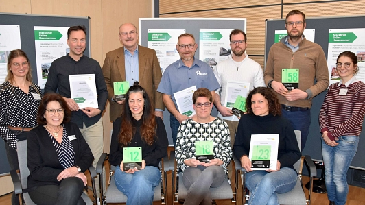 Zu sehen sind 11 Personen. Sechs von Ihnen halten eine Grüne Hausnummer in der Hand. Sie gehören zu den Ausgezeichneten der Grünen Hausnummer 2025.&nbsp;&copy;&nbsp;Landkreis Northeim