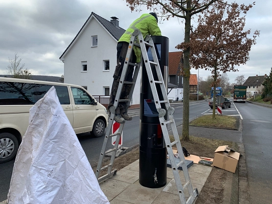 Der neue Blitzer in Seboldshausen wird montiert