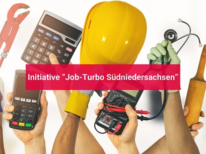 Auf dem Bild sind Hände zu sehen, die verschiedene Arbeitsmittel wie Taschenrechner, Rohrzange und Schutzhelm hochhalten. Darüber steht der Schriftzug "Initiative "Job-Turbo Südniedersachsen"&nbsp;&copy;&nbsp;canva
