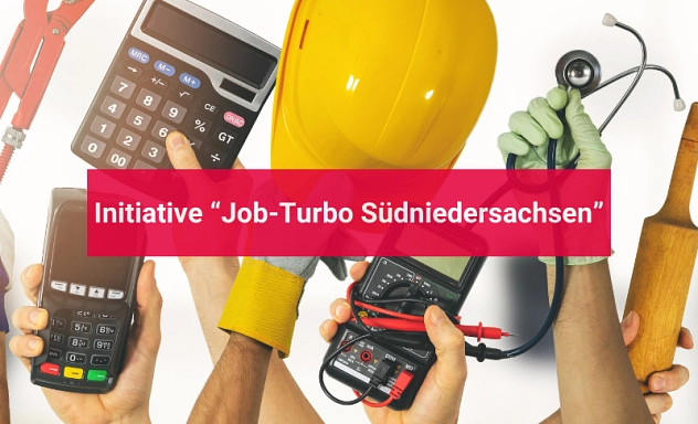 Initiative „Job-Turbo Südniedersachsen – Wir sind dabei“ Auf dem Bild sind Hände zu sehen, die verschiedene Arbeitsmittel wie Taschenrechner, Rohrzange und Schutzhelm hochhalten. Darüber steht der Schriftzug "Initiative "Job-Turbo Südniedersachsen"