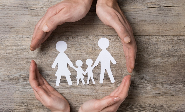 Jugendamt Zu sehen sind vier Hände die einen Kreis bilden, im Kreis liegt eine aus Papier ausgeschnittene Familie.