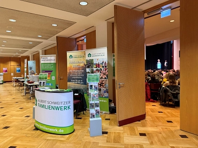 Zu sehen ist das Foyer der Stadthalle Northeim, in dem verschiedene Stände zu sehen sind. Man kann durch eine offene Tür in den voll besetzten Saal der Stadthalle sehen.&nbsp;&copy;&nbsp;Landkreis Northeim