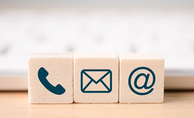Kontaktdaten Zu sehen sind drei Würfel, auf einem ist ein Telefon, auf einem ein Briefumschlag und auf einem ein at-Zeichen. Es ist ein Symbolbild für "Kontaktdaten".