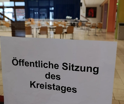 Kreistag 28.2.2020 Schild mit der Aufschrift Öffentliche Sitzung des Kreistages © Landkreis Northeim