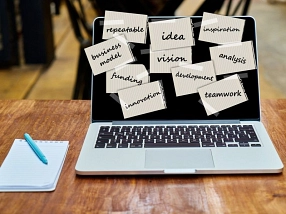 Laptop mit Notizzetteln&nbsp;&copy;&nbsp;Gerd Altmann auf pixabay