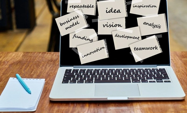 Laptop Startup Gründung Laptop mit Notizzetteln
