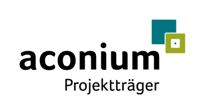Logo aconium Logo der Firma aconium: links der Schriftzug ‚aconium‘ in schwarzer, moderner Schriftart, rechts zwei überlappende Quadrate – das größere in Petrol, das kleinere in Olivgrün mit einem kleinen schwarzen Quadrat in der Mitte © aconium