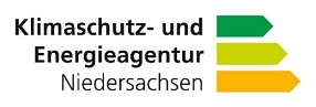 Logo Klimaschutz- und Energieagentur Niedersachsen Logo der Klimaschutz- und Energieagentur Niedersachsen. Links steht der Schriftzug „Klimaschutz- und Energieagentur“ in schwarzer Schrift, darunter das Wort „Niedersachsen“ in grauer Schrift. Rechts daneben sind drei waagerechte Pfeile nach rechts angeordnet: oben grün, in der Mitte gelb, unten orange. © Klimaschutz- und Energieagentur Niedersachsen