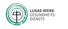 Logo der Lukas-Werk Gesundheitsdienste. Links befindet sich ein stilisiertes, grün-türkises Kreiselement mit einem schwarzen Kreuzsymbol in der Mitte. Rechts daneben steht in schwarzer Schrift der Name „LUKAS-WERK GESUNDHEITSDIENSTE“, wobei „LUKAS-WERK“ fett hervorgehoben ist.&nbsp;&copy;&nbsp;Lukas-Werk