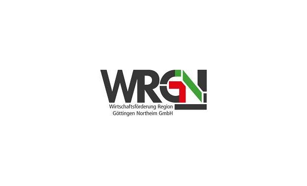Das Logo zeigt in großen schwarzen Großbuchstaben den Schriftzug „WRG“, wobei der Buchstabe „G“ teilweise in den Farben Rot und Grün gestaltet ist. Die grüne Fläche verläuft schräg nach oben rechts und erinnert an einen stilisierten Pfeil. Unterhalb des Schriftzuges steht in schwarzer Schrift „Wirtschaftsförderung Region Göttingen Northeim GmbH“.